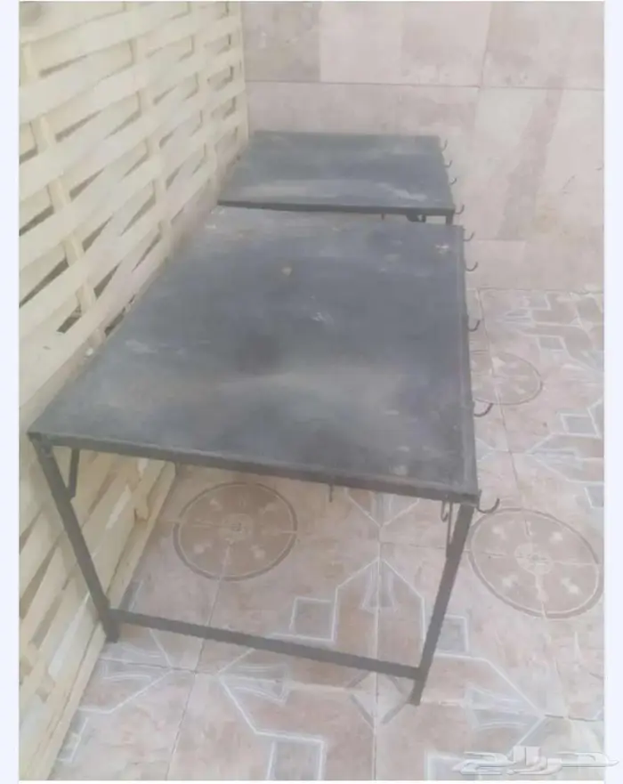طاولتين حديد للبيع و3اغطية حديد شبابيك 0