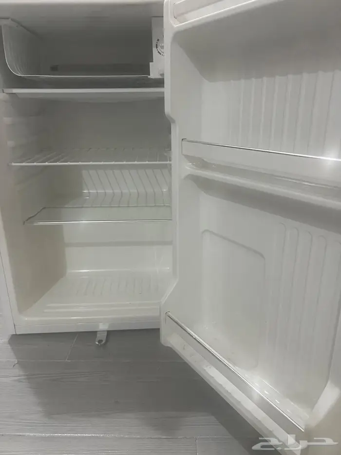 غساله وثلاجه وجلسه ارضيه بطاولاتها 2