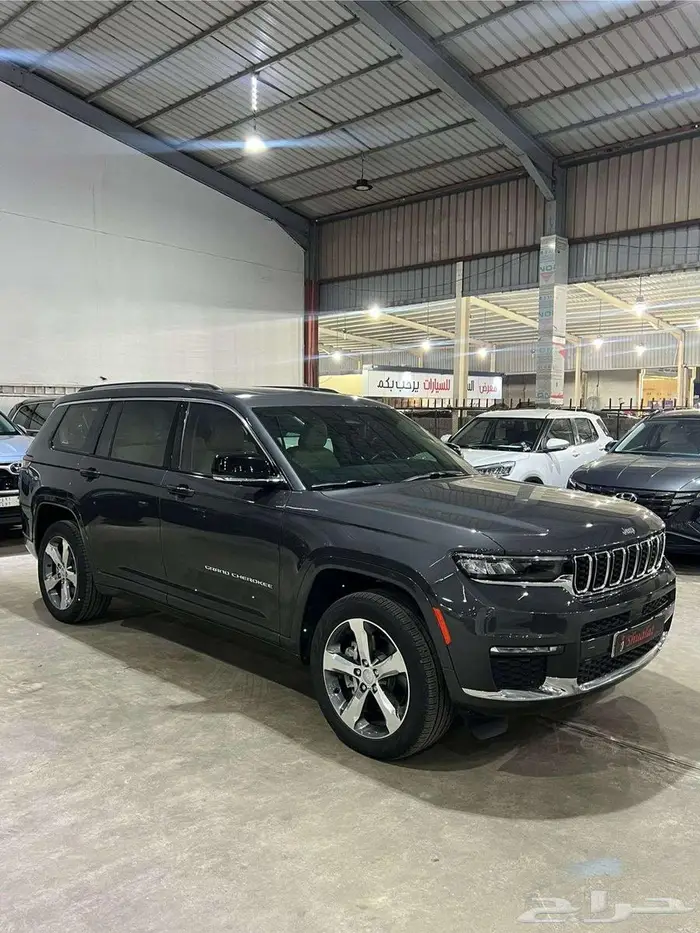 جيب جراند شيروكي 2022 ليمتد شبه جديد ( الوكيل بترومين ) 3