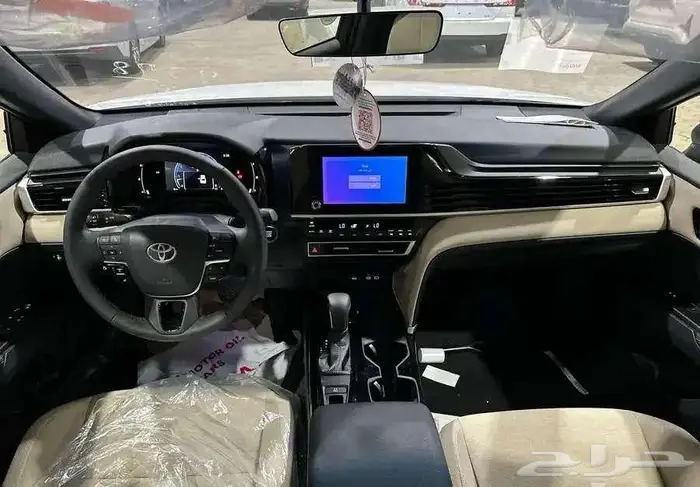 كامري LE نص فل بنزين 2025 4