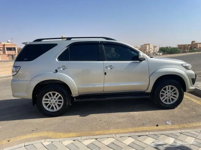 2014 TOYOTA FORTUNER 4x4 Manual Transmission Full Option 4