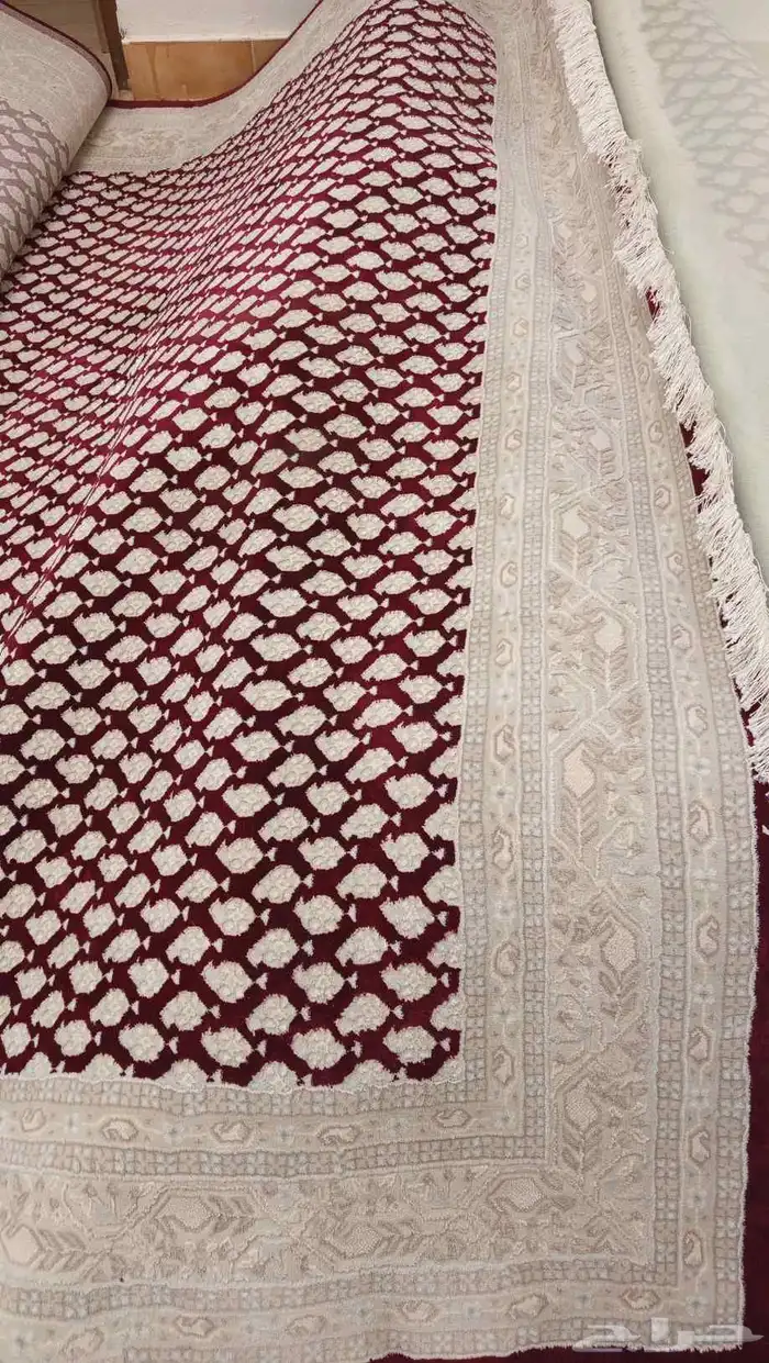 سجادة فاخرة باللون البيج والعنابي نظيفة جدا مقاس 2 5 3.5 0