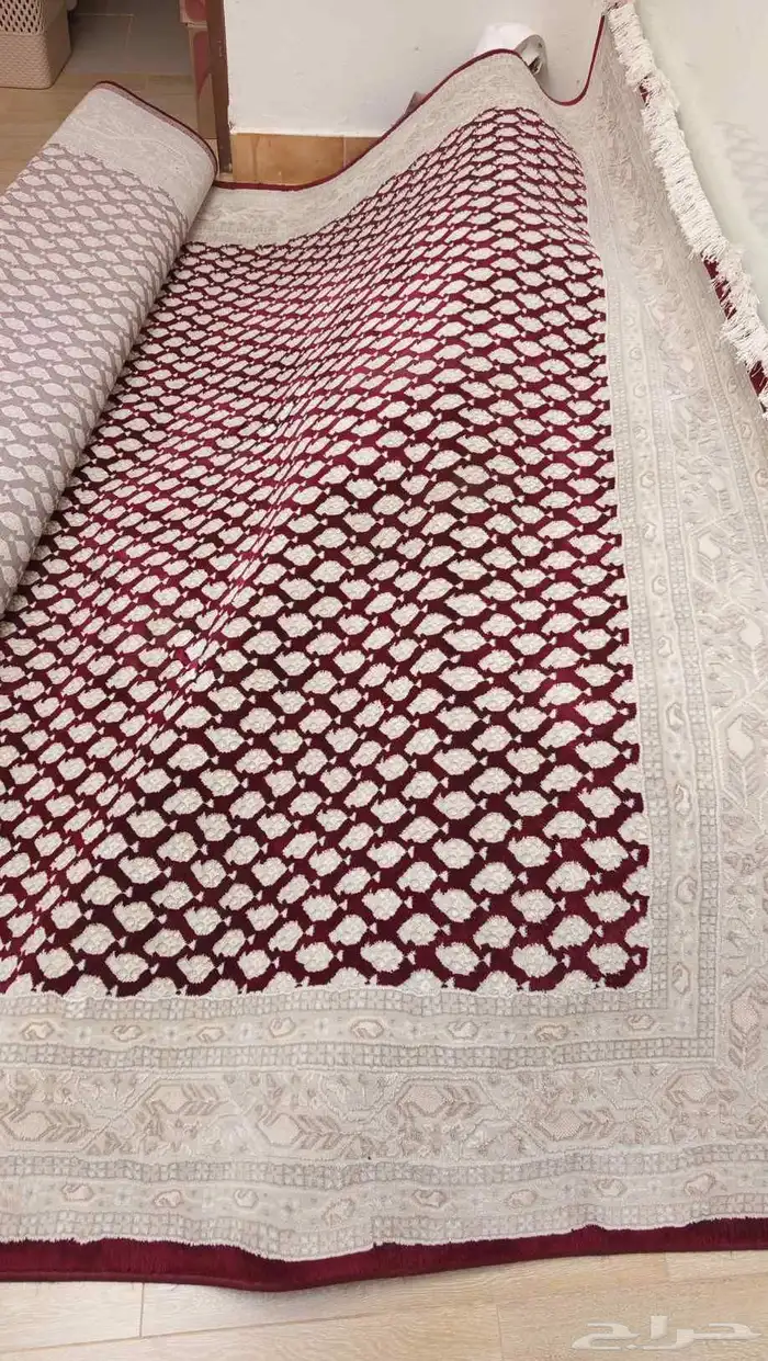 سجادة فاخرة باللون البيج والعنابي نظيفة جدا مقاس 2 5 3.5 1