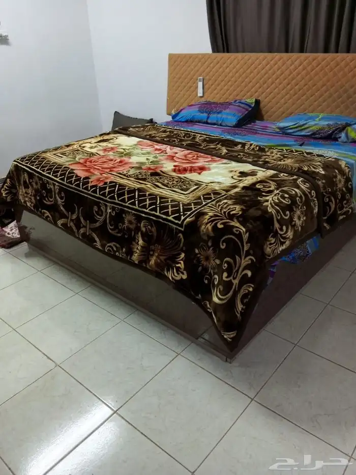 غرفة نوم كاملة سرير بمرتبة تسريحة و2 كومودينو بحالة جيدة جدا 0
