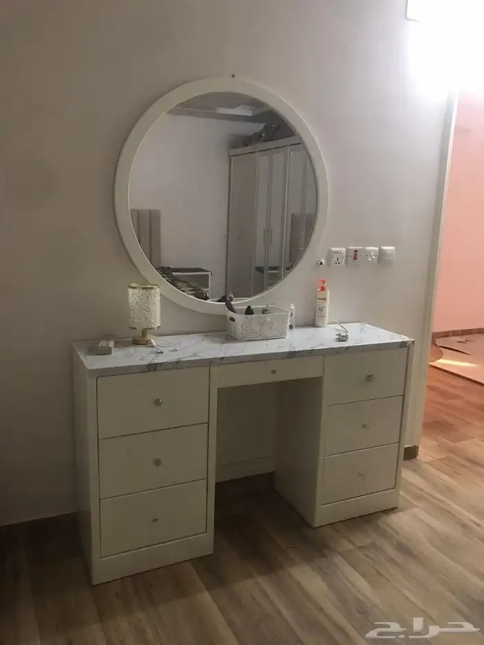 غرفة نوم دولاب ملابس 8 ظرف وتسريحه وسرير استخدام بسيط نظيفه 0