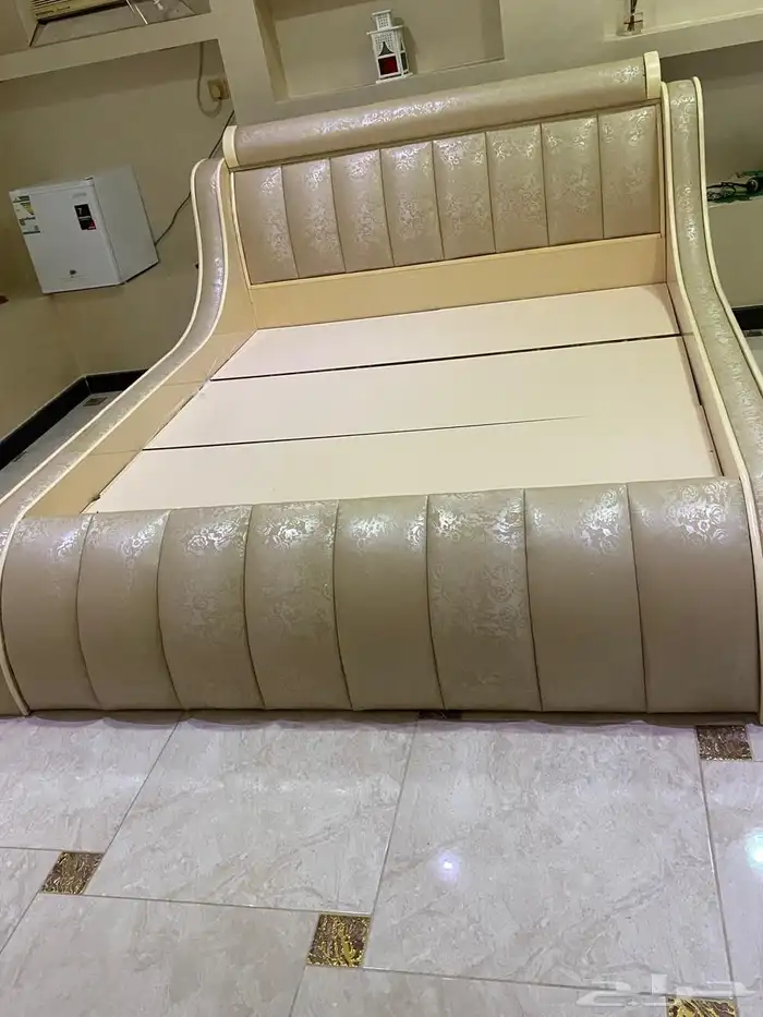 سرير وطاولة طعام 4