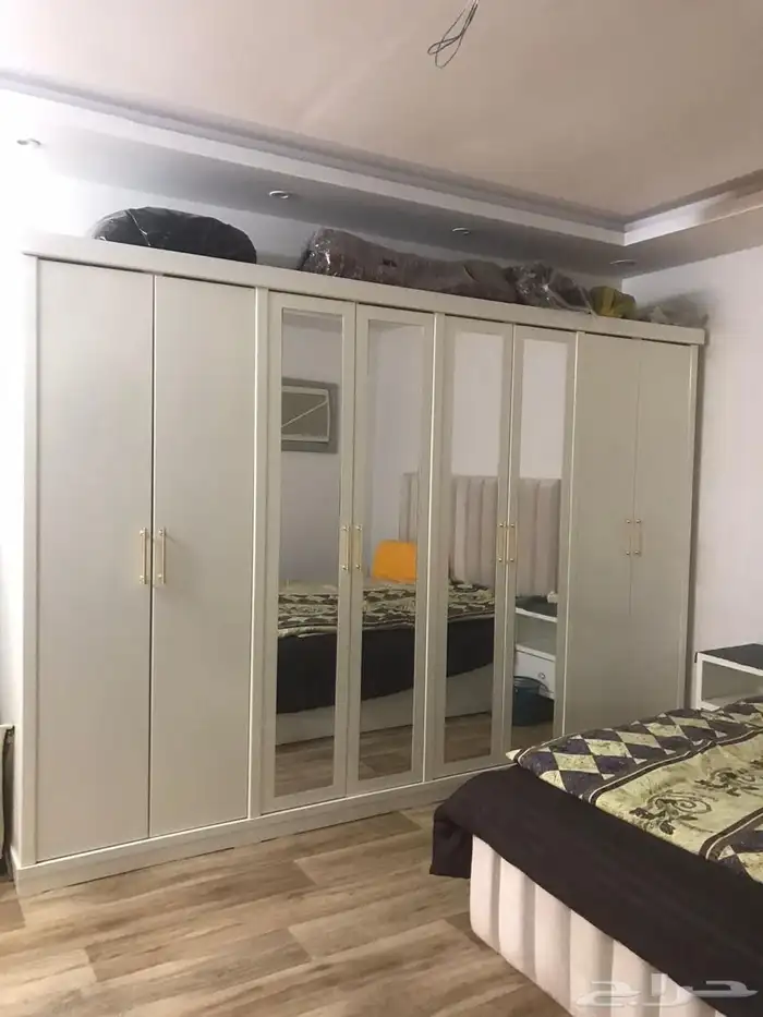 غرفة نوم دولاب ملابس 8 ظرف وتسريحه وسرير استخدام بسيط نظيفه 1