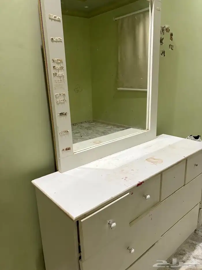 اثاث متفرق للبيع بسراة عبيده ب 200 ريال قابل للتفاوض 0