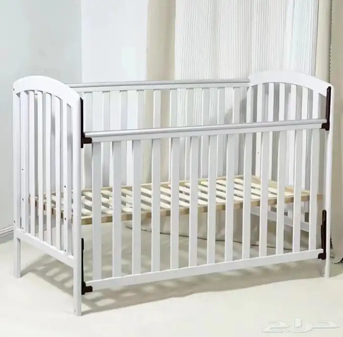 سرير أطفال خشبي و كرسي أطفال 1