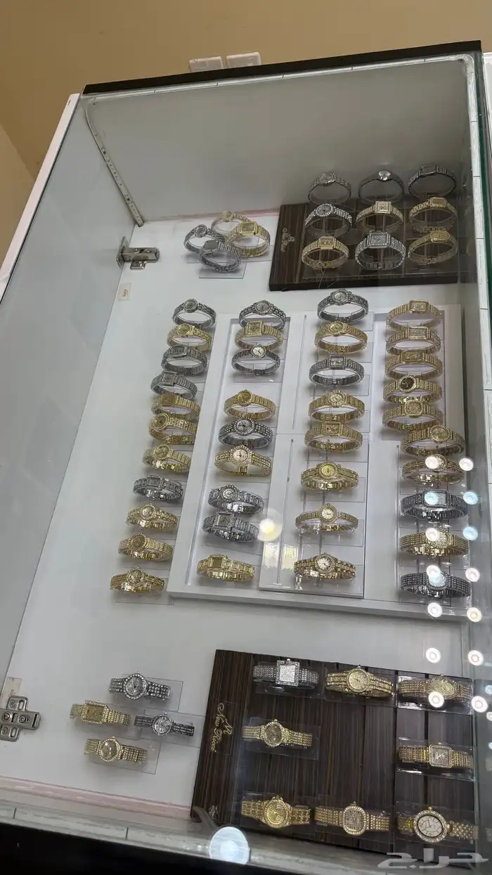محل ساعات ونظارات للتقبيل في شارع المشاغل 4