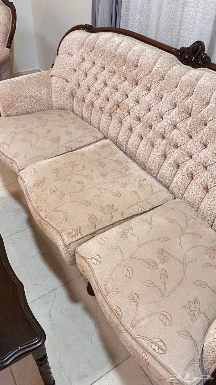 كنب خشب ملكي نضيف كامل مع طاولات رخام وطاولته تلفزيون 1