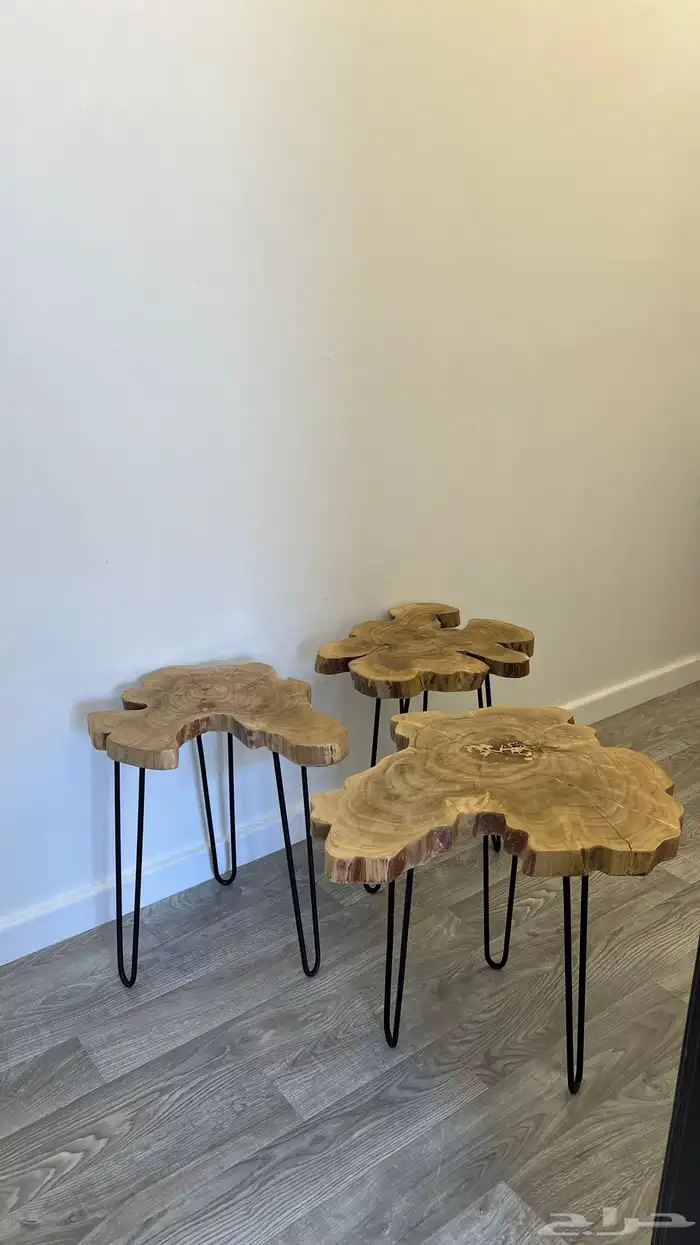 ثلاث طاولات خشب طبيعي ابي فيها 700ميه 1