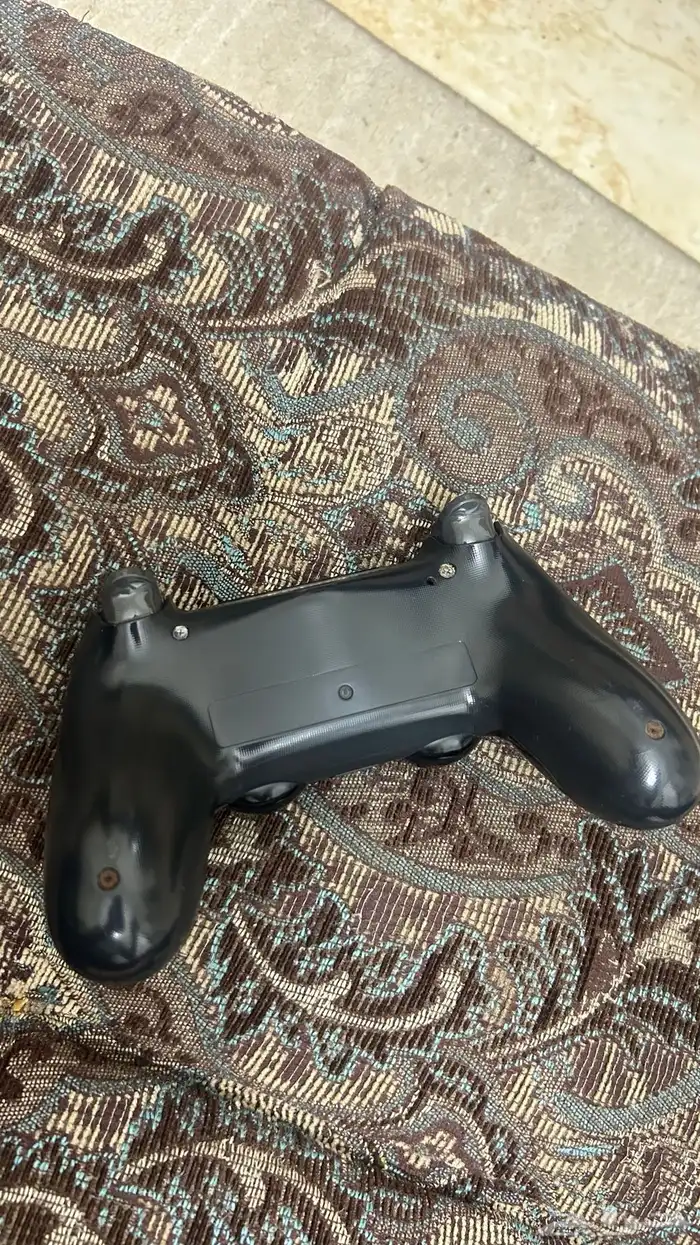 يد سوني فور اصلية اللون الاسود كل شي صلحان فيها 3