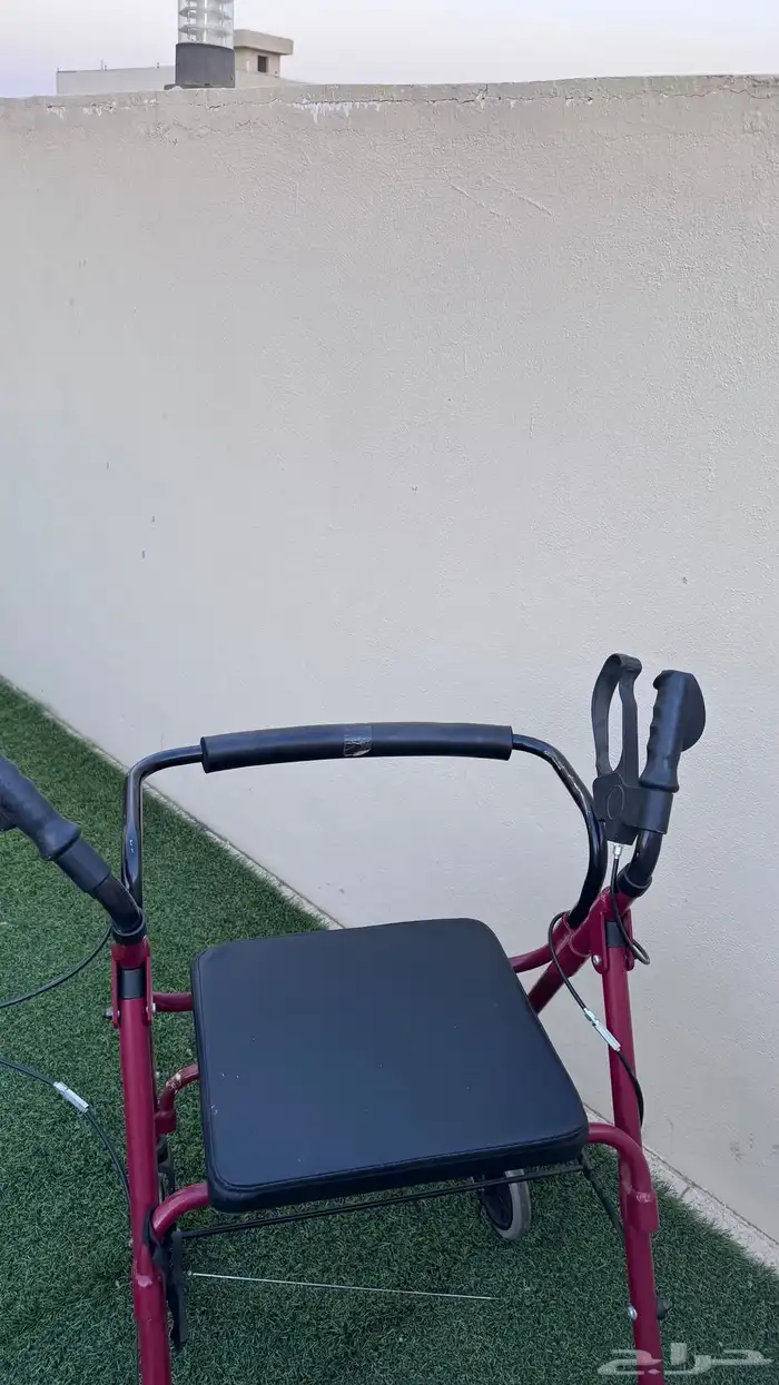مشاية طبية ذات عجلات للمسنين عكاز بأربع عجلات لي محتاجه 1