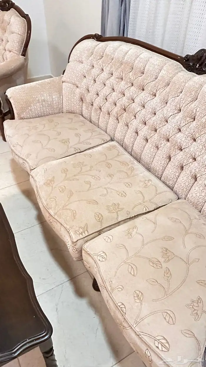 كنب خشب ملكي نضيف كامل مع طاولات رخام وطاولته تلفزيون 2