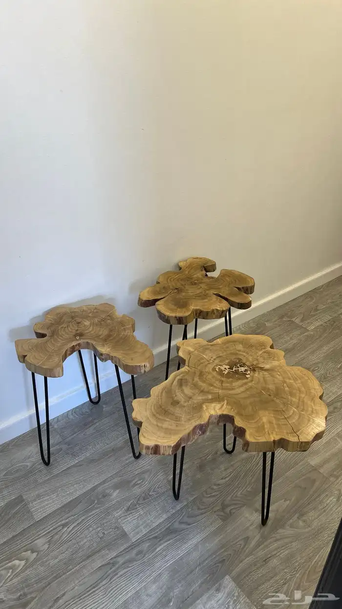 ثلاث طاولات خشب طبيعي ابي فيها 700ميه 3