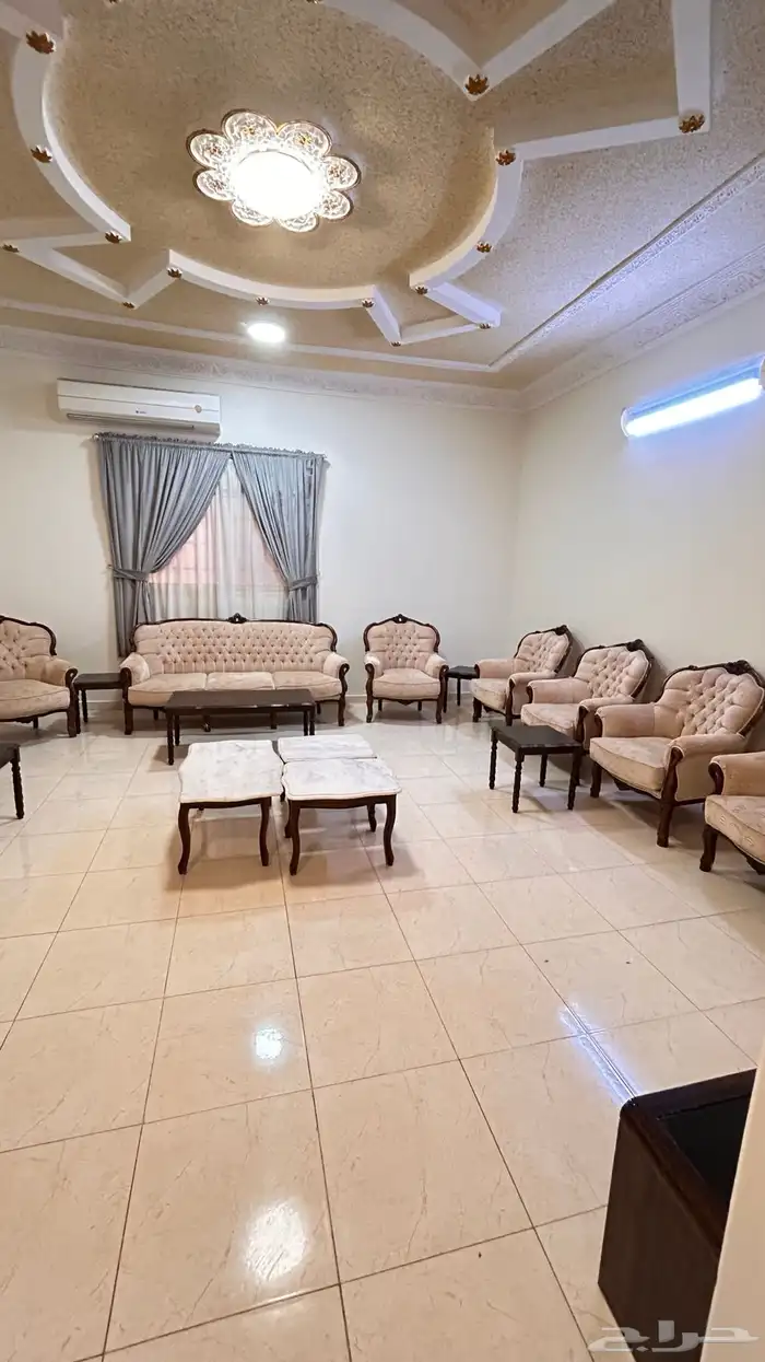 كنب خشب ملكي نضيف كامل مع طاولات رخام وطاولته تلفزيون 4