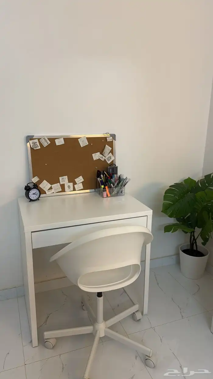 مكتب دراسي من ايكيا للبيع 0