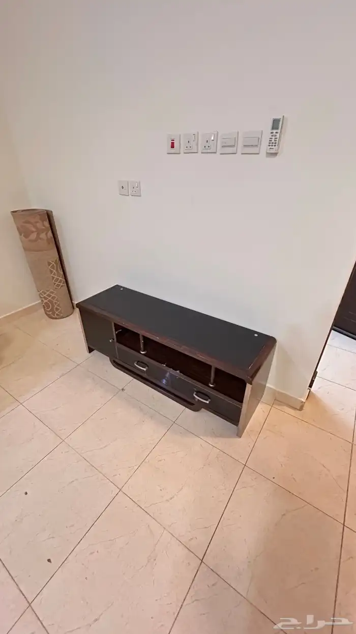 كنب خشب ملكي نضيف كامل مع طاولات رخام وطاولته تلفزيون 6