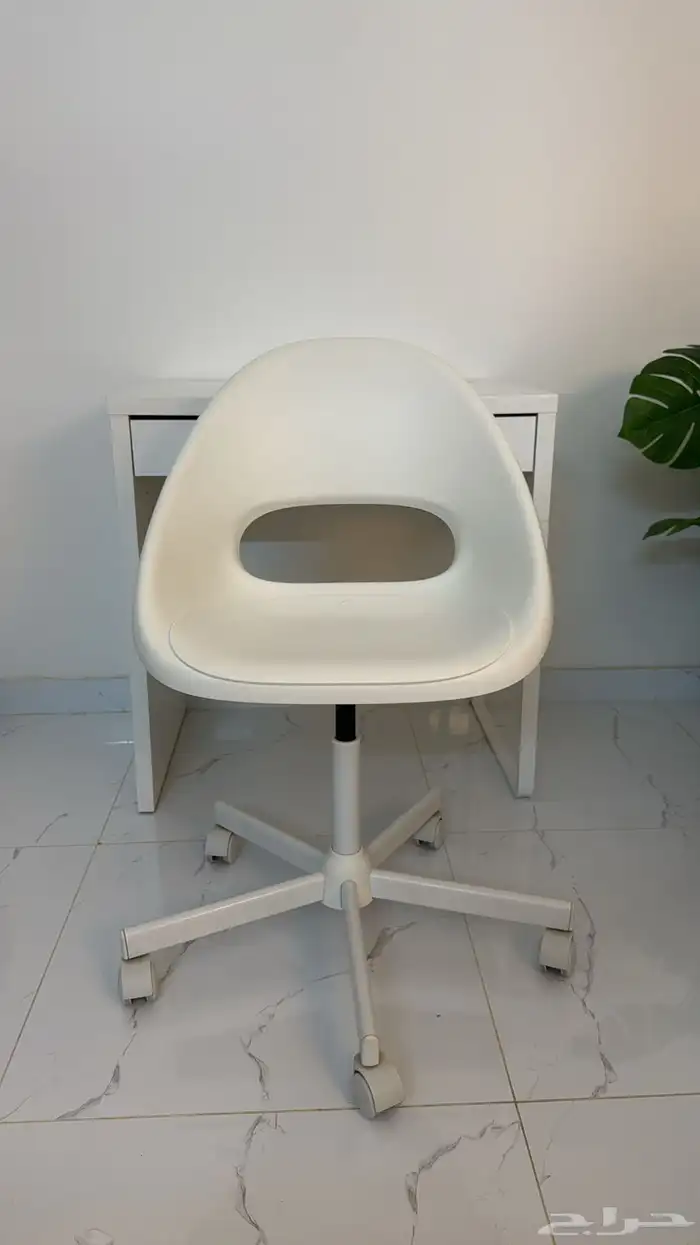 مكتب دراسي من ايكيا للبيع 3