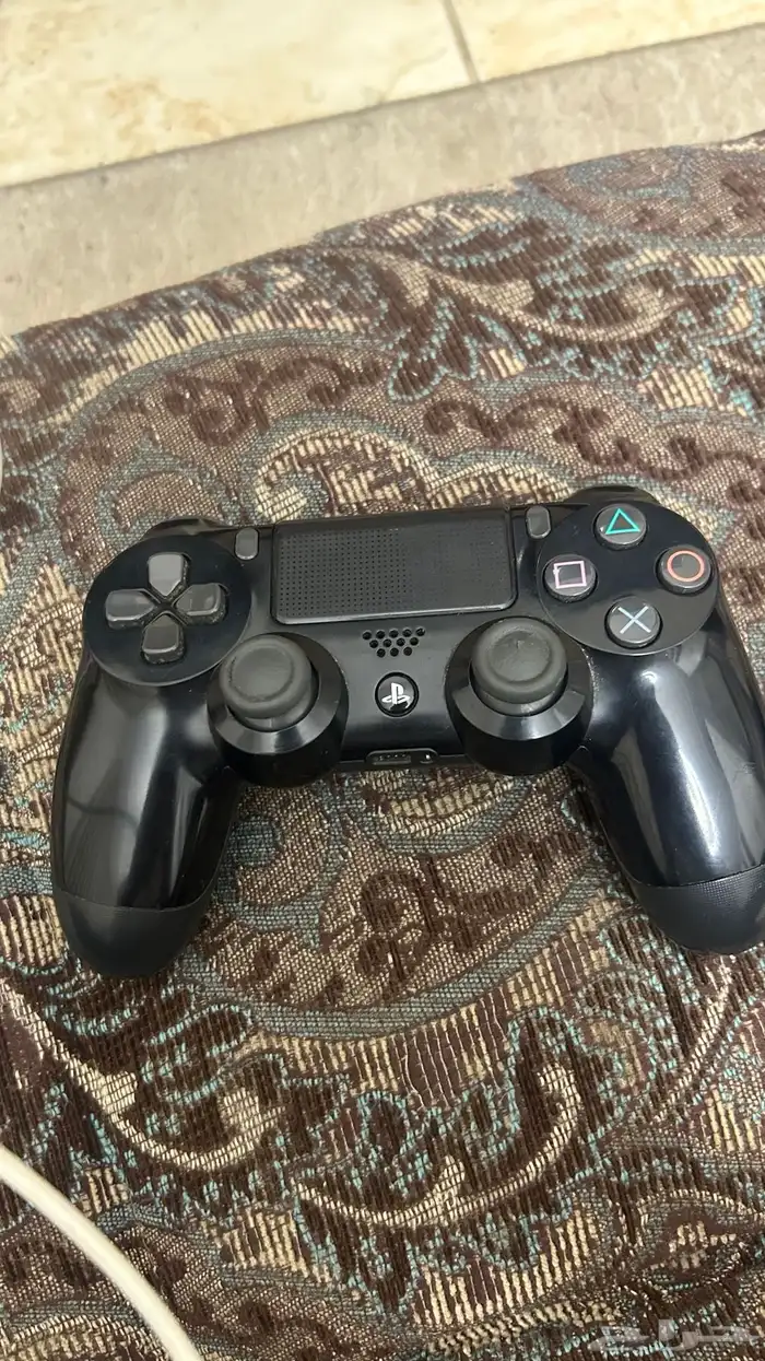 يد سوني فور اصلية اللون الاسود كل شي صلحان فيها 0