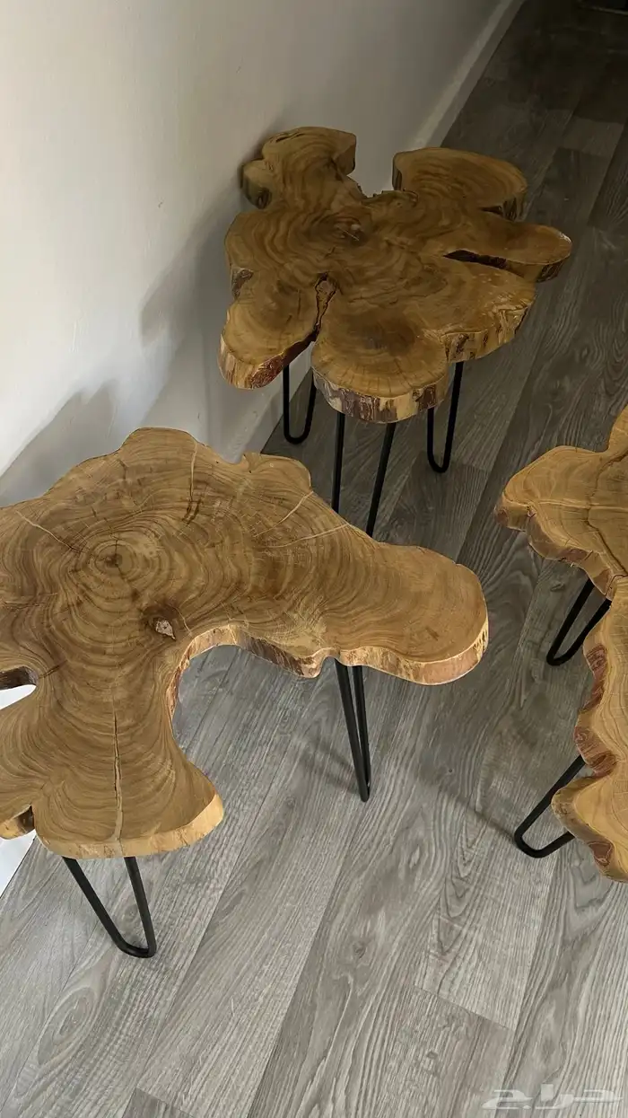 ثلاث طاولات خشب طبيعي ابي فيها 700ميه 0