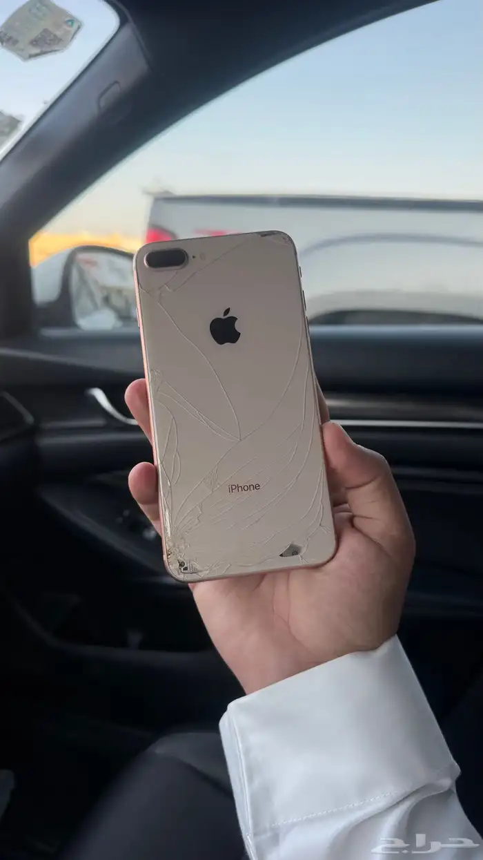 للبيع iPhone 8 Plus ذهبي - نظيف وشغال تمام 1