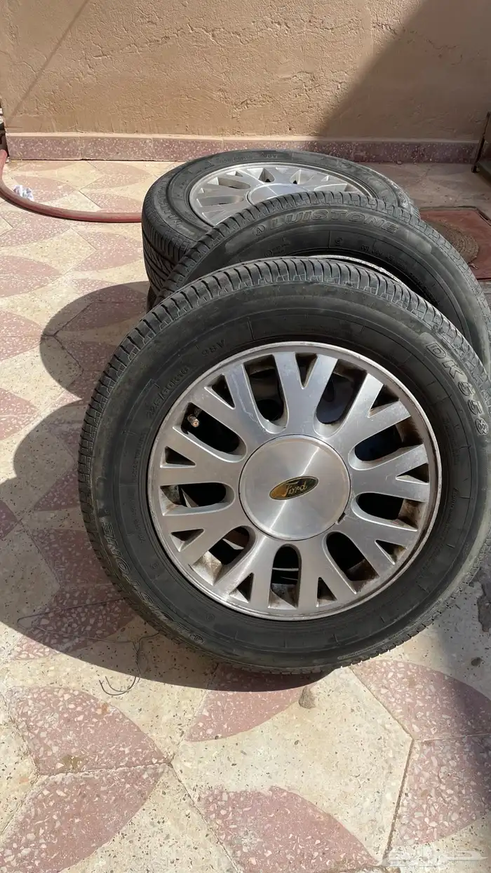 جنوط فورد فكتوريا 4 اصليات مع الكفرات 0