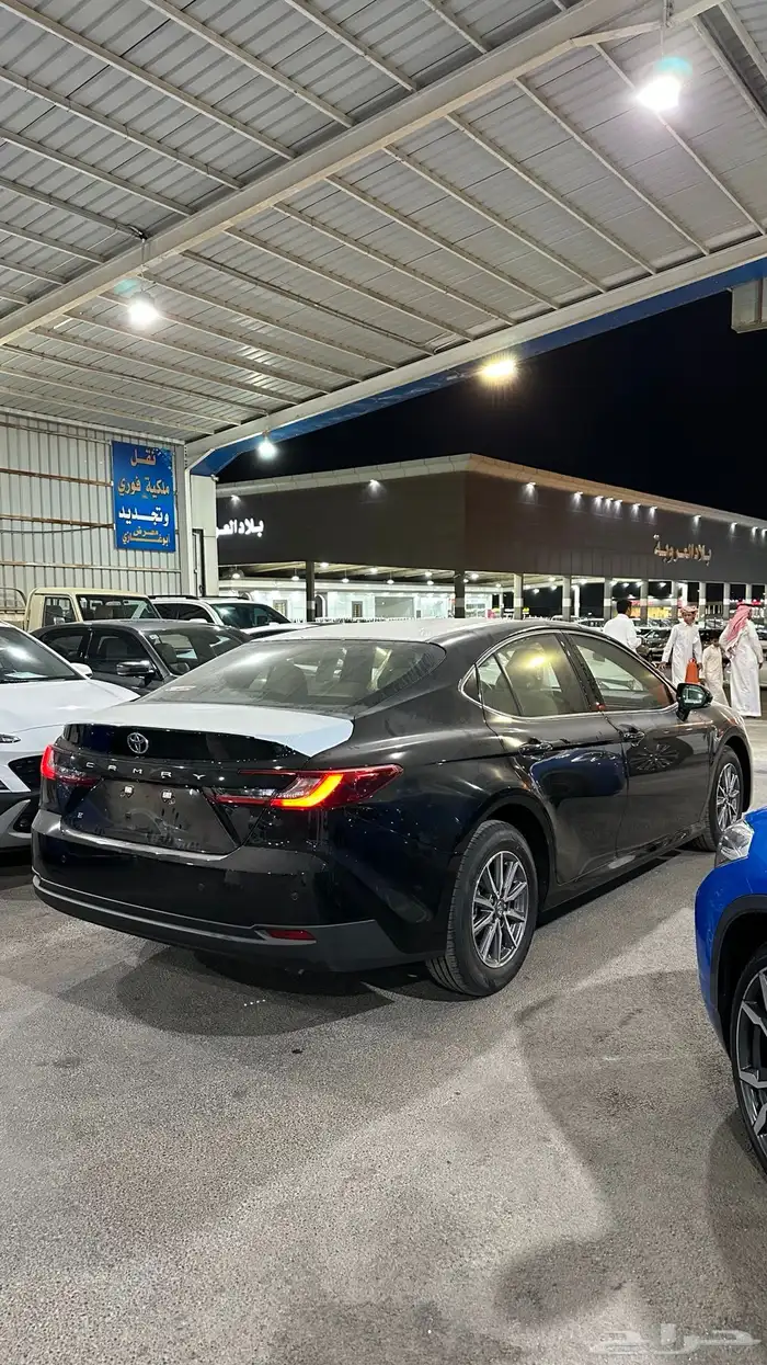 للبيع تويوتا كامري 2025 اصفار اسود 4