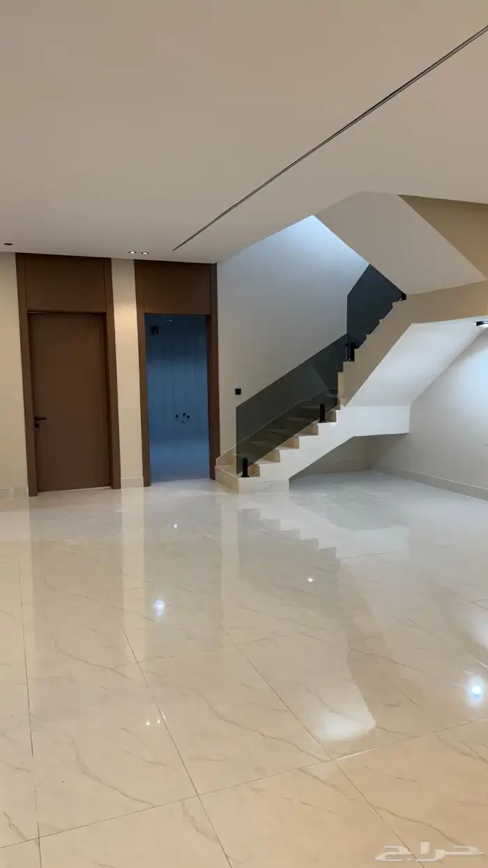للبيع فيلا فاخرة بتصميم عصري وموقع مميز 3