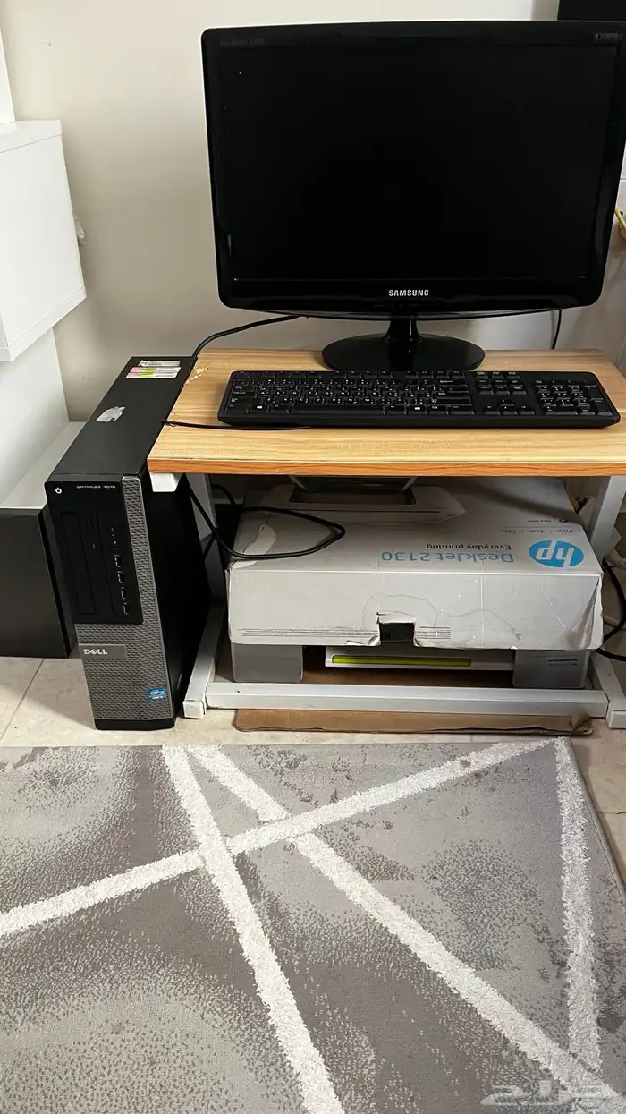 جهاز كمبيوتر مكتبي مع لوحة مفاتيح وصندوق وطابعه 0