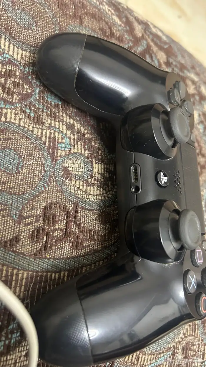 يد سوني فور اصلية اللون الاسود كل شي صلحان فيها 1