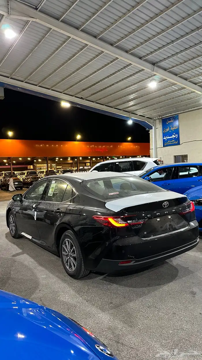 للبيع تويوتا كامري 2025 اصفار اسود 5