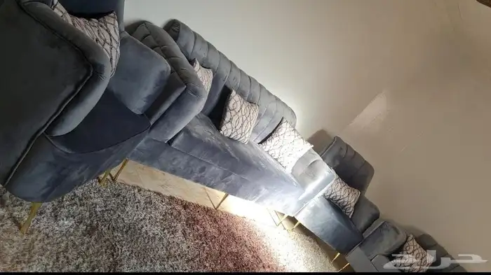 كنب مع طاولة كبيرة وطاولة صغيرة 0