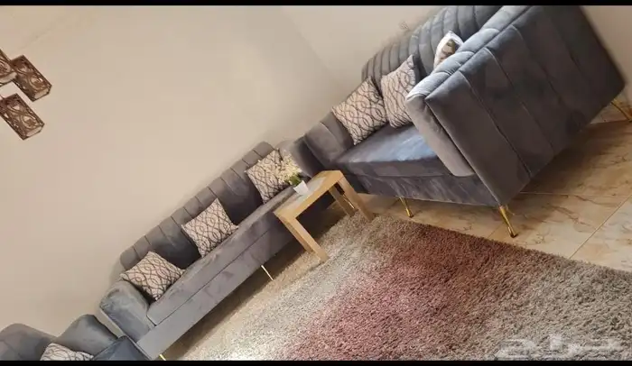 كنب مع طاولة كبيرة وطاولة صغيرة 1