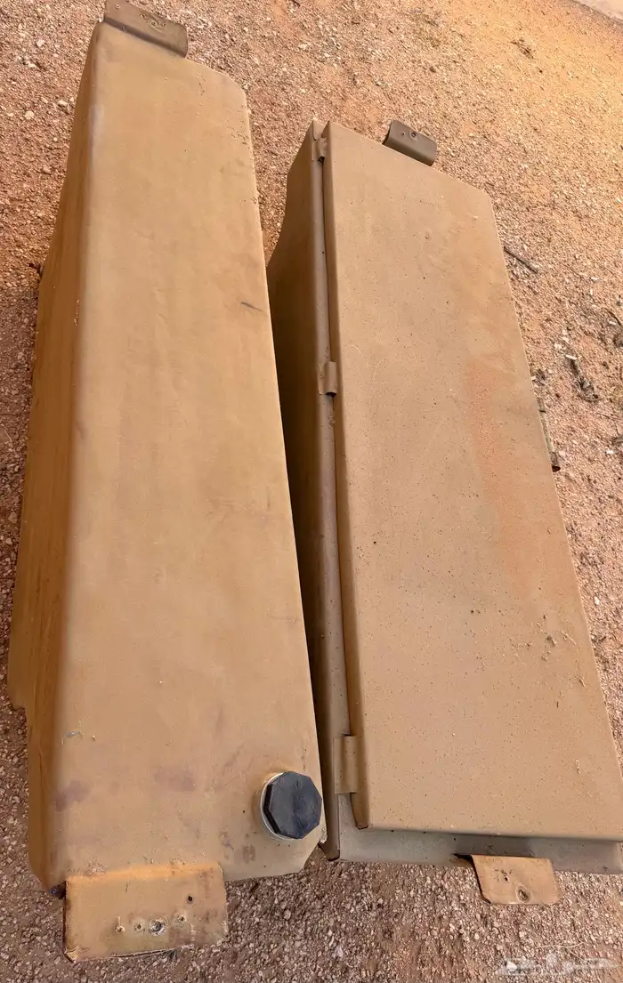 شنطة وتانكي وعليهم عوازل وتانكي أستيل نظيفه 1