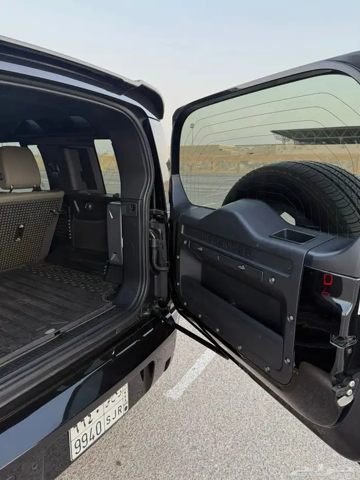 2021 Land Rover Defender P400 110 SE 8