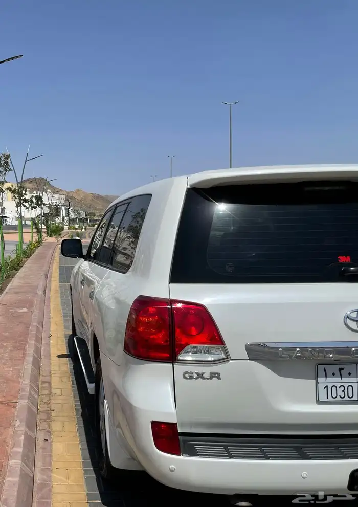 لاندكروزر مديل 2014 فل كامل في غاية النظافة 5