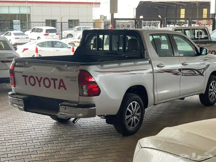 تويوتا هايلوكس 2025 فئة GLX2 بنزين قير عادي محرك 2.7 2