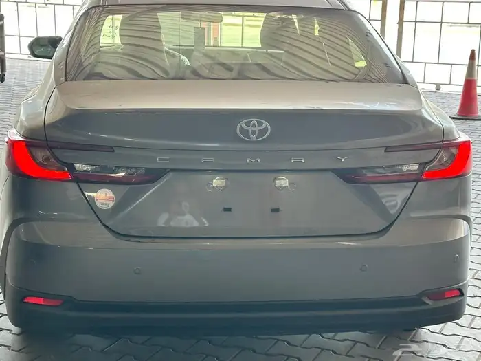 تويوتا كامري E بنزين استاندر طيس تيتانيوم موديل 2025 الساير 4