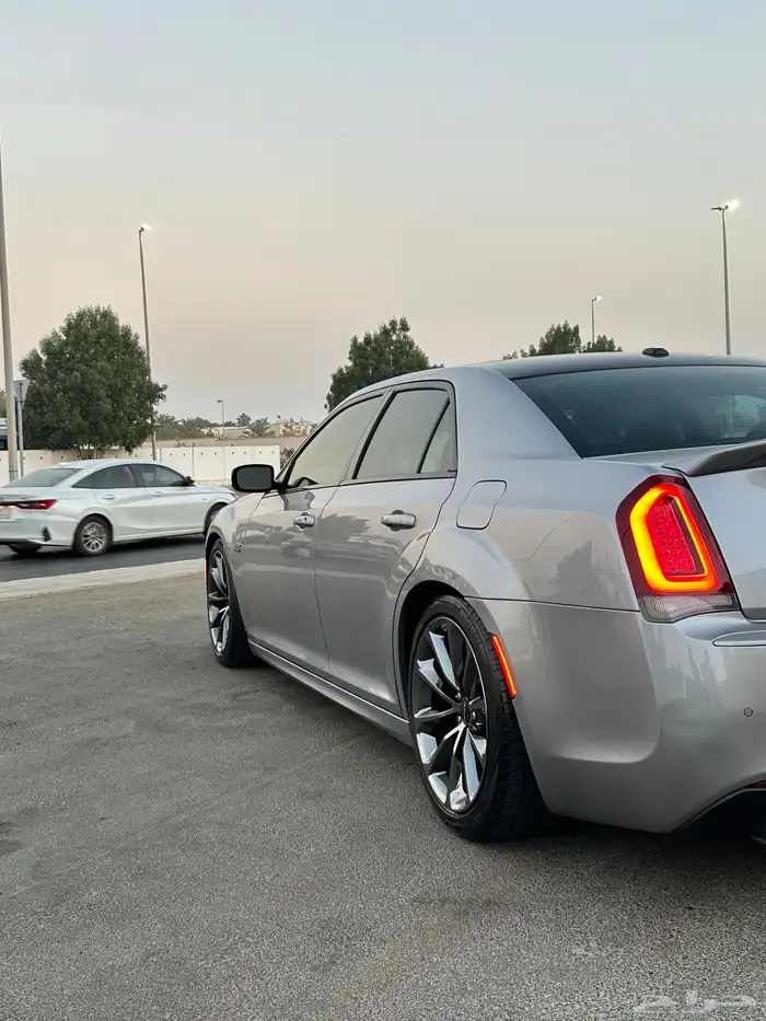 كرايزلر srt8 بلاك روف مخزن نظيف 9