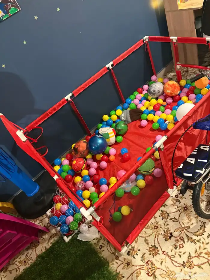 ملعب كبير مع كرات بنفس الحجم 100 كره 2