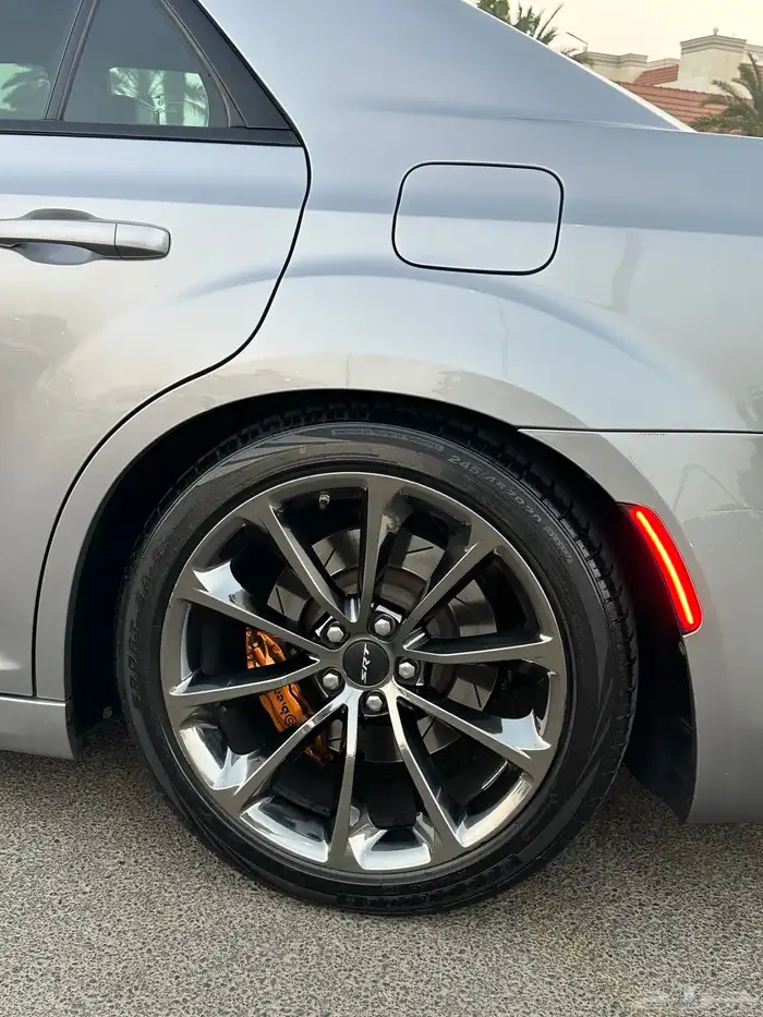 كرايزلر srt8 بلاك روف مخزن نظيف 10