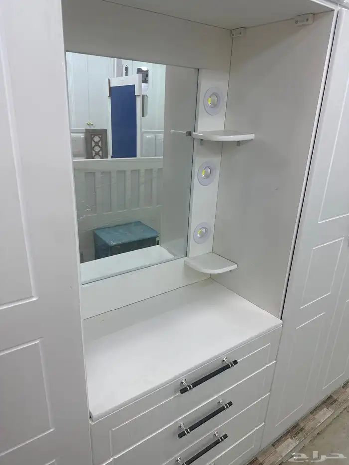 closet with dressing table 3
