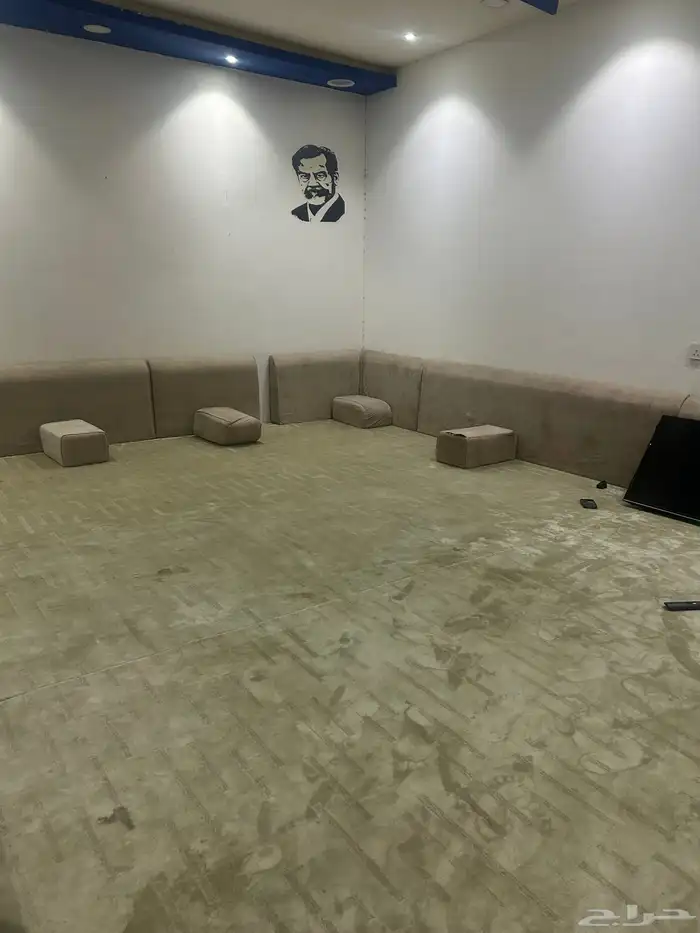 فرشه قطعتين و 6مخاد طويله و وحده قصيره و زاويتين و 6 مراكي 1