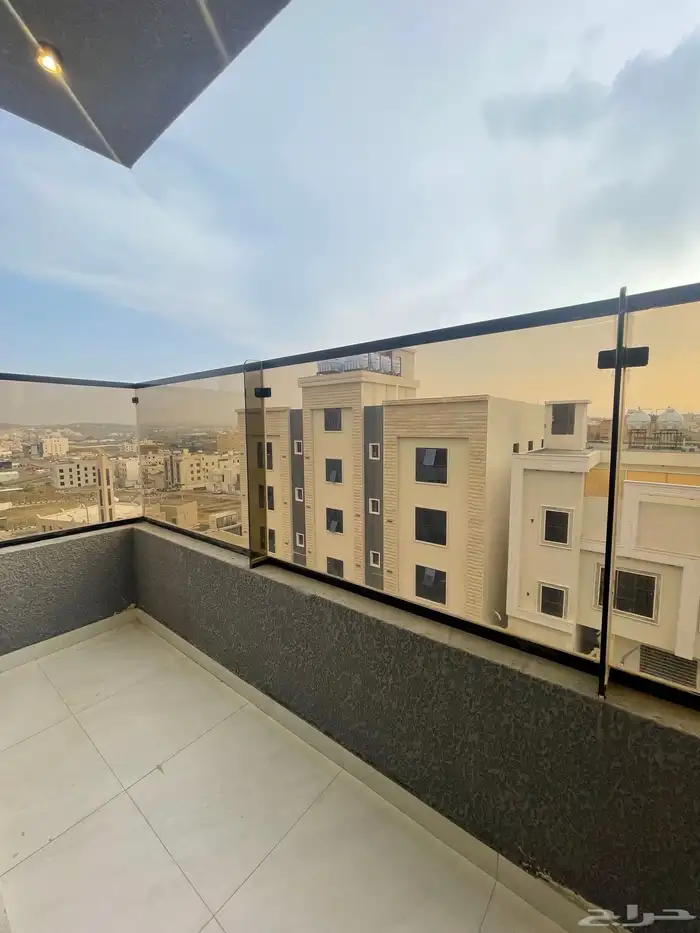 شقق علويه بأطلاله رائعه ودرج داخلى بقرب المطار من 520 الف 5
