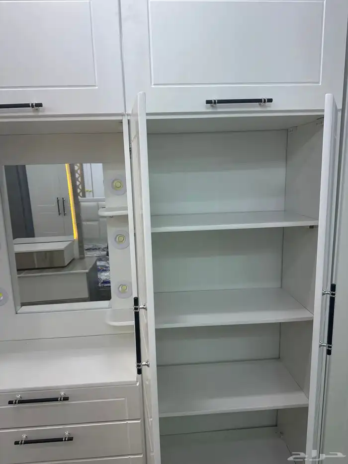 closet with dressing table 4