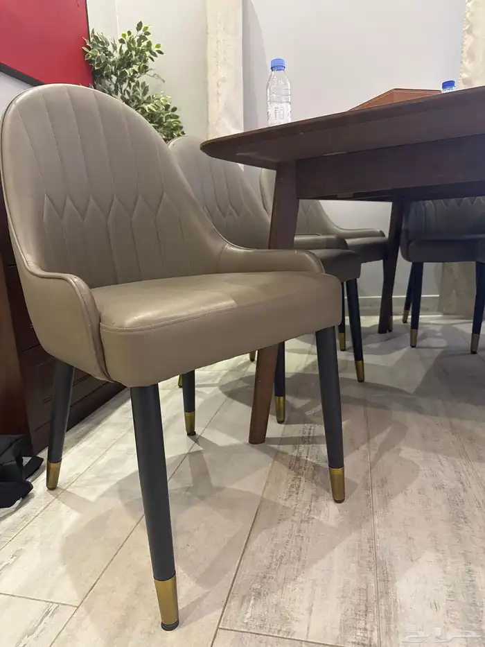 طقم اشلي كومدينات وتسريحة وادراج وكراسي طعام 8