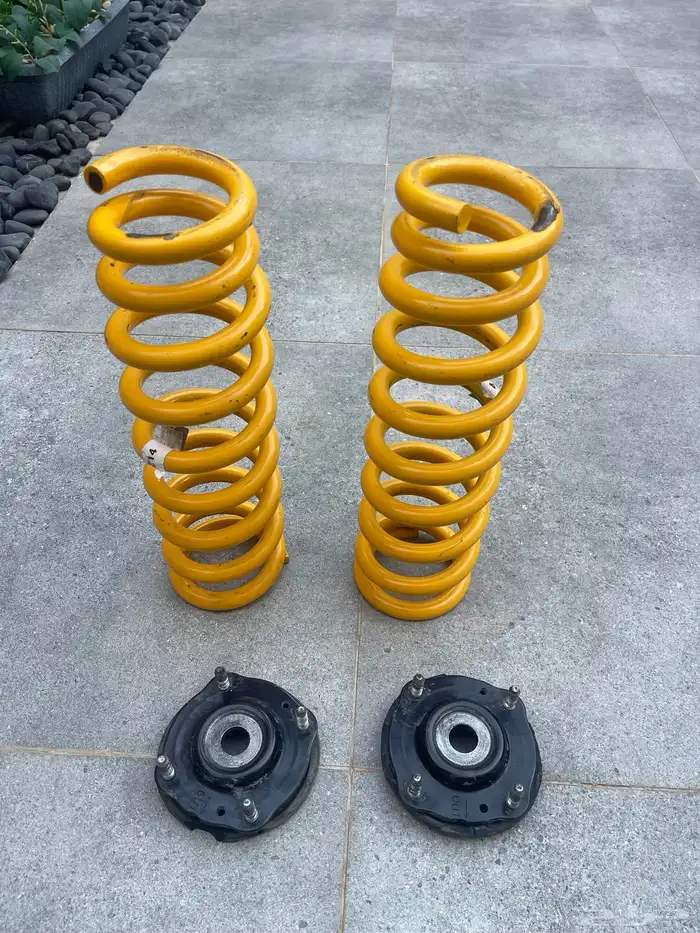 يايات أسترالية أمامية لون أصفر بحالة ممتازة 0