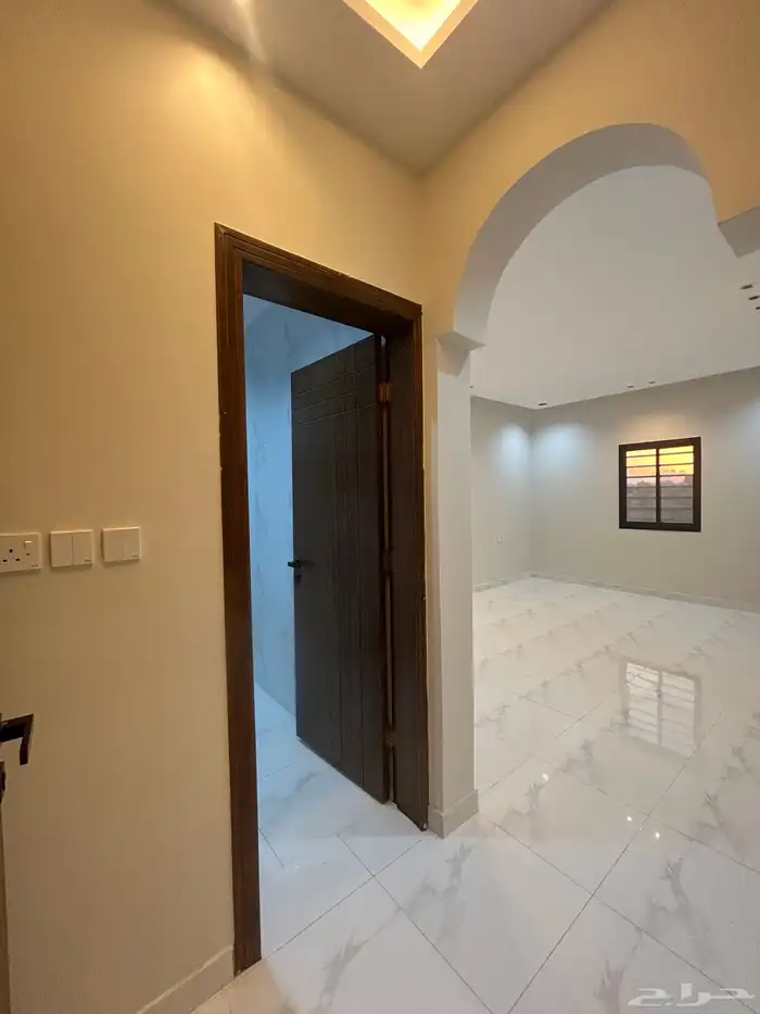 للبيع شقة دور ارضي بحوش وسيع شمال الخميس 10